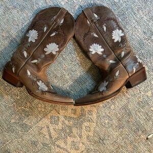 Shyanne Floral Embroidered Cowboy Boots